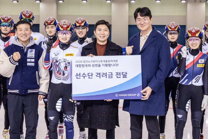 Attachment for Sports CEO Cho Won-tae, Hanjin Chairman and Korea Sports Association Vice President, delivers...
